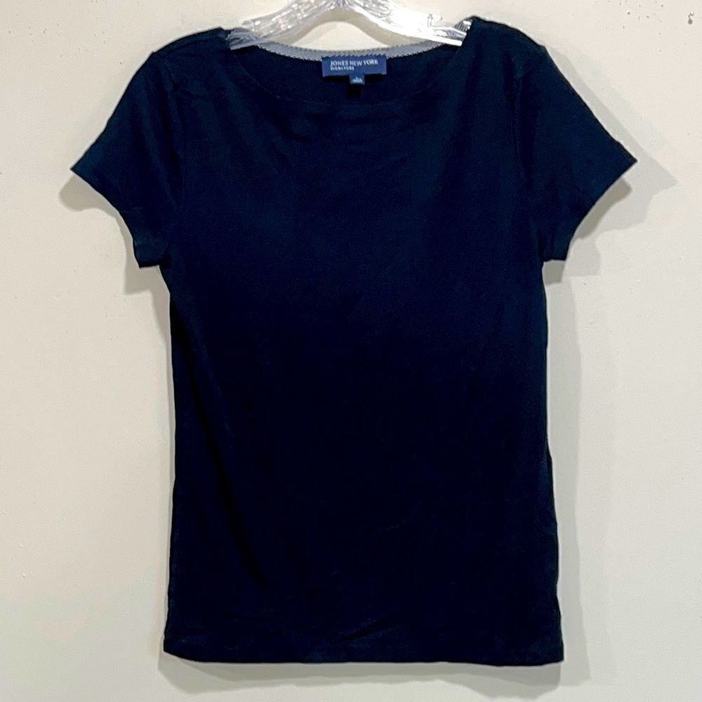 Jones New York Signature Black T-Shirt. Size Large.